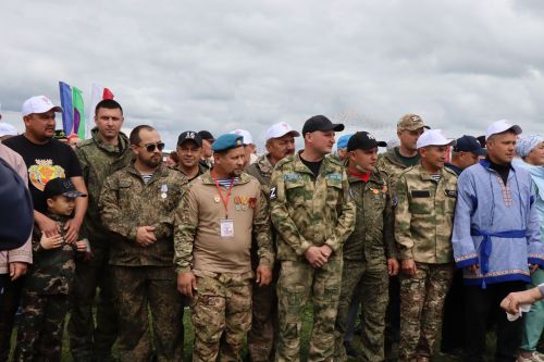 На Уяве в Нурлате Рустам Минниханов поблагодарил местных волонтеров за активную поддержку участников СВО