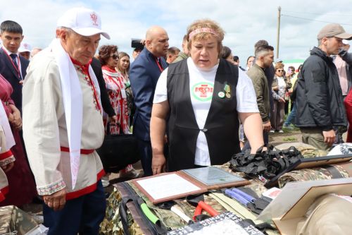 На Уяве в Нурлате Рустам Минниханов поблагодарил местных волонтеров за активную поддержку участников СВО