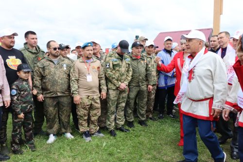 На Уяве в Нурлате Рустам Минниханов поблагодарил местных волонтеров за активную поддержку участников СВО