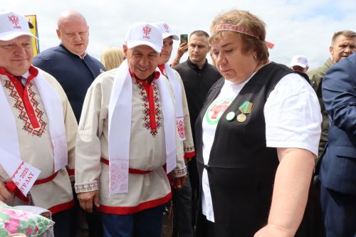 На Уяве в Нурлате Рустам Минниханов поблагодарил местных волонтеров за активную поддержку участников СВО