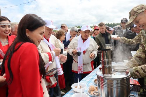На Уяве в Нурлате Рустам Минниханов поблагодарил местных волонтеров за активную поддержку участников СВО