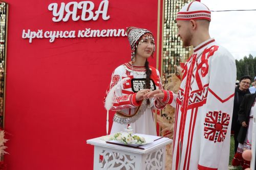 Молодожены Игорь Мамонов и Ирина Савгачева сказали «Да!» на республиканском празднике Уяв в Нурлате