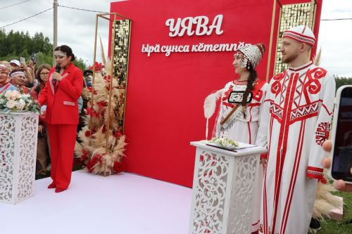 Молодожены Игорь Мамонов и Ирина Савгачева сказали «Да!» на республиканском празднике Уяв в Нурлате