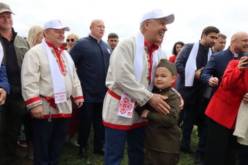 На Уяве в Нурлате Рустам Минниханов поблагодарил местных волонтеров за активную поддержку участников СВО