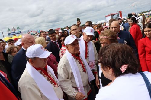 На Уяве в Нурлате Рустам Минниханов поблагодарил местных волонтеров за активную поддержку участников СВО
