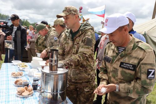 На Уяве в Нурлате Рустам Минниханов поблагодарил местных волонтеров за активную поддержку участников СВО