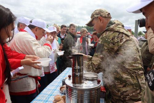 На Уяве в Нурлате Рустам Минниханов поблагодарил местных волонтеров за активную поддержку участников СВО