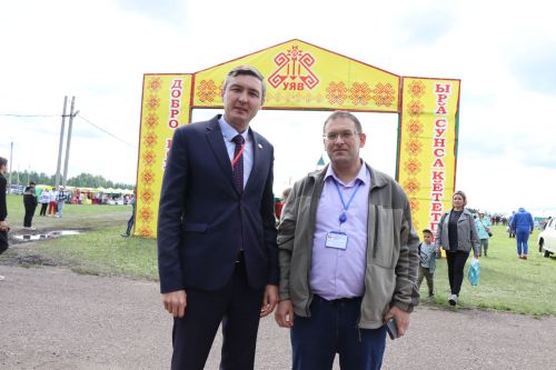 На Уяве в Нурлате Рустам Минниханов поблагодарил местных волонтеров за активную поддержку участников СВО