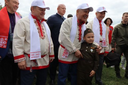 На Уяве в Нурлате Рустам Минниханов поблагодарил местных волонтеров за активную поддержку участников СВО