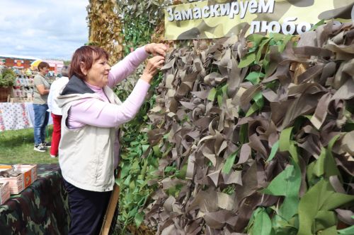 На Уяве в Нурлате Рустам Минниханов поблагодарил местных волонтеров за активную поддержку участников СВО