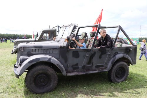 На Уяве в Нурлате Рустам Минниханов поблагодарил местных волонтеров за активную поддержку участников СВО