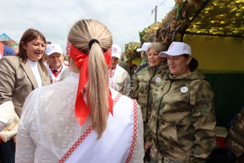 На Уяве в Нурлате Рустам Минниханов поблагодарил местных волонтеров за активную поддержку участников СВО