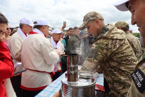 На Уяве в Нурлате Рустам Минниханов поблагодарил местных волонтеров за активную поддержку участников СВО