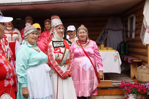Молодожены Игорь Мамонов и Ирина Савгачева сказали «Да!» на республиканском празднике Уяв в Нурлате