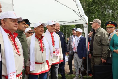 На Уяве в Нурлате Рустам Минниханов поблагодарил местных волонтеров за активную поддержку участников СВО