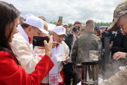 На Уяве в Нурлате Рустам Минниханов поблагодарил местных волонтеров за активную поддержку участников СВО