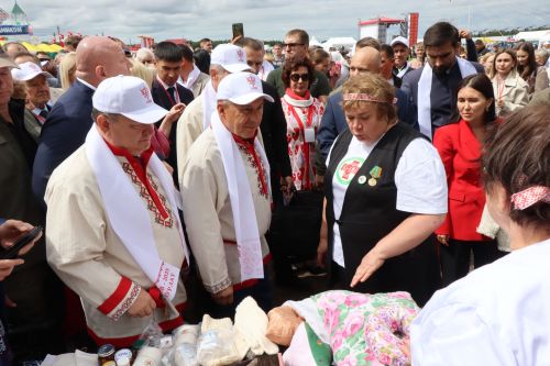 На Уяве в Нурлате Рустам Минниханов поблагодарил местных волонтеров за активную поддержку участников СВО
