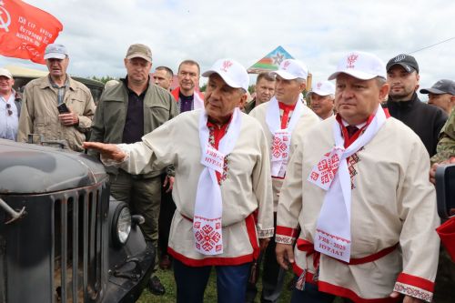 На Уяве в Нурлате Рустам Минниханов поблагодарил местных волонтеров за активную поддержку участников СВО