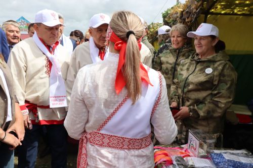 На Уяве в Нурлате Рустам Минниханов поблагодарил местных волонтеров за активную поддержку участников СВО