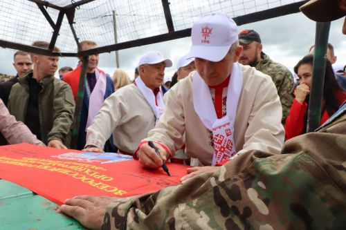 На Уяве в Нурлате Рустам Минниханов поблагодарил местных волонтеров за активную поддержку участников СВО