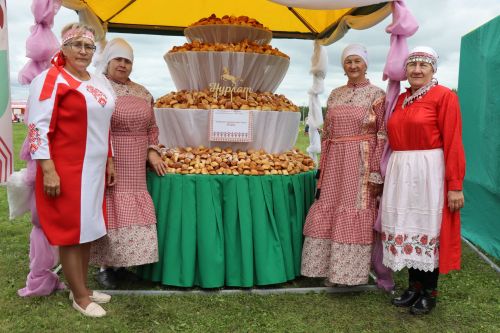 60 килограммов чувашской йавы: Нурлат удивил гостей республиканского праздника Уяв трехэтажной пирамидой