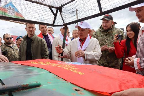 На Уяве в Нурлате Рустам Минниханов поблагодарил местных волонтеров за активную поддержку участников СВО