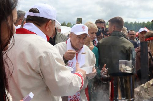 На Уяве в Нурлате Рустам Минниханов поблагодарил местных волонтеров за активную поддержку участников СВО