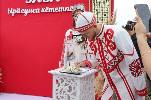 Молодожены Игорь Мамонов и Ирина Савгачева сказали «Да!» на республиканском празднике Уяв в Нурлате