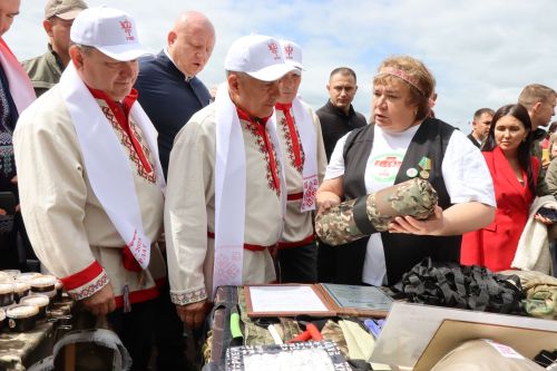 На Уяве в Нурлате Рустам Минниханов поблагодарил местных волонтеров за активную поддержку участников СВО