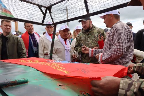 На Уяве в Нурлате Рустам Минниханов поблагодарил местных волонтеров за активную поддержку участников СВО