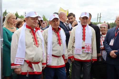 На Уяве в Нурлате Рустам Минниханов поблагодарил местных волонтеров за активную поддержку участников СВО