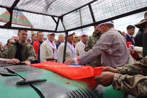 На Уяве в Нурлате Рустам Минниханов поблагодарил местных волонтеров за активную поддержку участников СВО