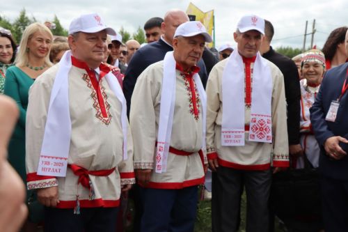 На Уяве в Нурлате Рустам Минниханов поблагодарил местных волонтеров за активную поддержку участников СВО
