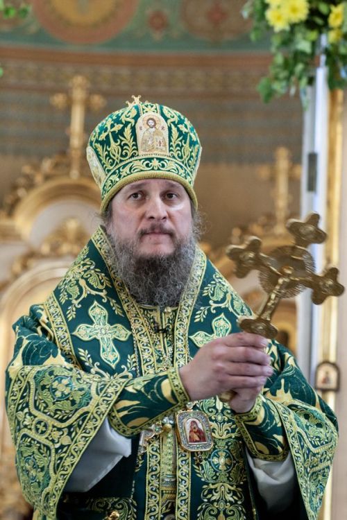 Епископ Пахомий поздравил верующих с Днём Святой Троицы