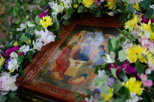 Епископ Пахомий поздравил верующих с Днём Святой Троицы
