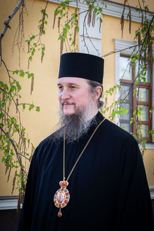 Епископ Пахомий поздравил верующих с Днём Святой Троицы
