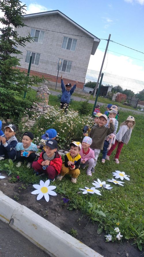 «Гномики» из Нурлата создали бумажное ромашковое поле в детском саду