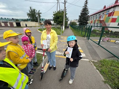 Юные участники дорожного движения: в Нурлате дошколята повторили правила с родителями