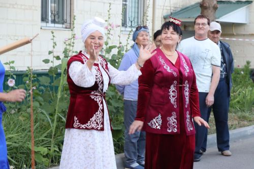 Проект «Күршелəр – иң якын кешелəр» в Нурлате стартовал ярким «Бию-фестом»