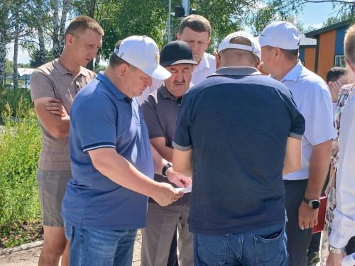 Дамир Ишкинеев провел выездное совещание по строительству детского лагеря и спортзала