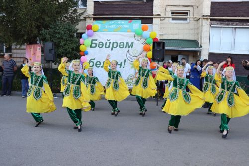 Проект «Күршелəр – иң якын кешелəр» в Нурлате стартовал ярким «Бию-фестом»