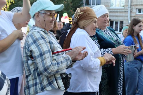 Проект «Күршелəр – иң якын кешелəр» в Нурлате стартовал ярким «Бию-фестом»