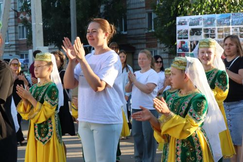 Проект «Күршелəр – иң якын кешелəр» в Нурлате стартовал ярким «Бию-фестом»