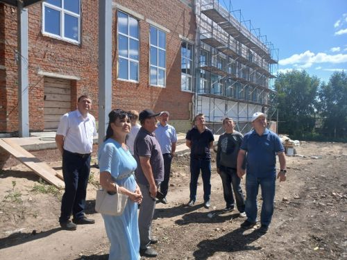 Дамир Ишкинеев провел выездное совещание по строительству детского лагеря и спортзала