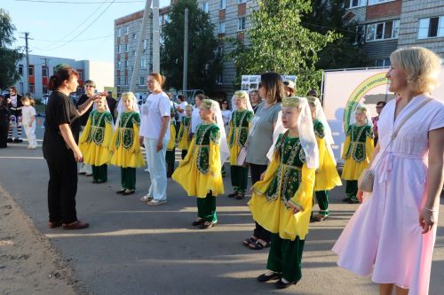 Проект «Күршелəр – иң якын кешелəр» в Нурлате стартовал ярким «Бию-фестом»