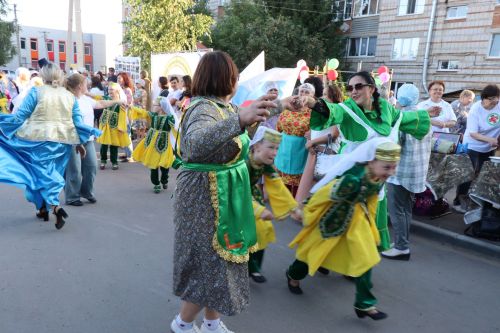 Проект «Күршелəр – иң якын кешелəр» в Нурлате стартовал ярким «Бию-фестом»