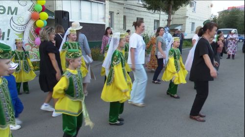Во дворе дома №1 по улице Карла Маркса учили танцевать татарский танец