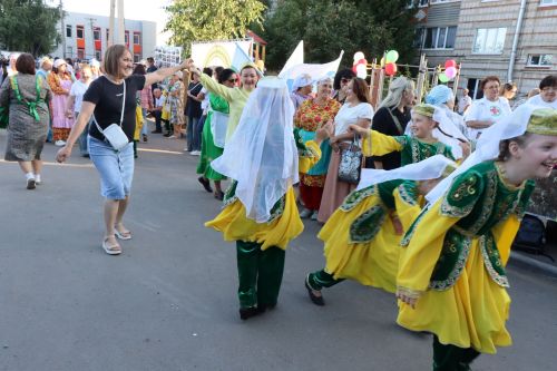 Проект «Күршелəр – иң якын кешелəр» в Нурлате стартовал ярким «Бию-фестом»
