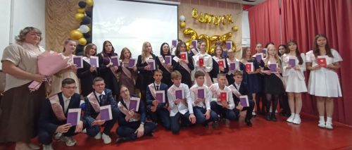 Яркий старт во взрослую жизнь: в Нурлатской школе №4 вручили аттестаты девятиклассникам