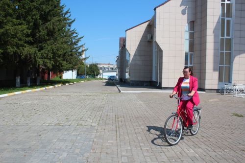 Почтальонка Среднекамышлинского почтового отделения Раиса Бочкарева стала обладателем велосипеда по итогам подписки на районку